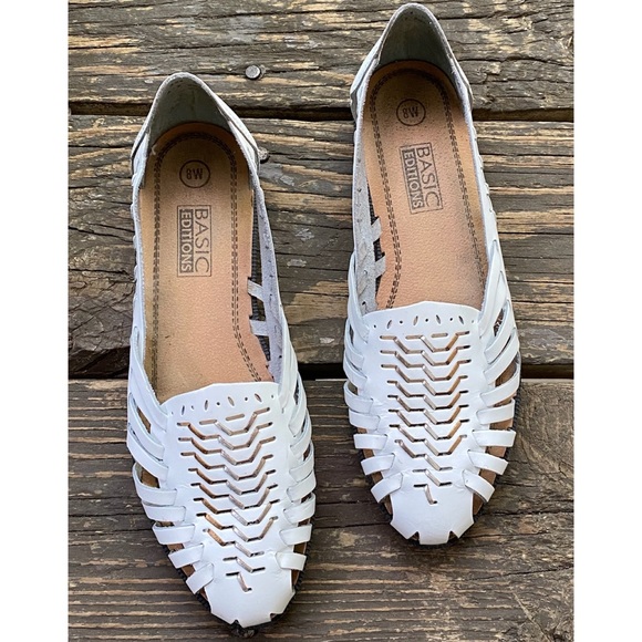 White Huaraches Size 8W (fits like 8M) - Picture 2 of 6